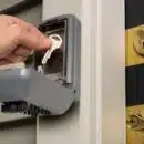 Comment installer un boîtier de clé extérieur pour protéger votre maison