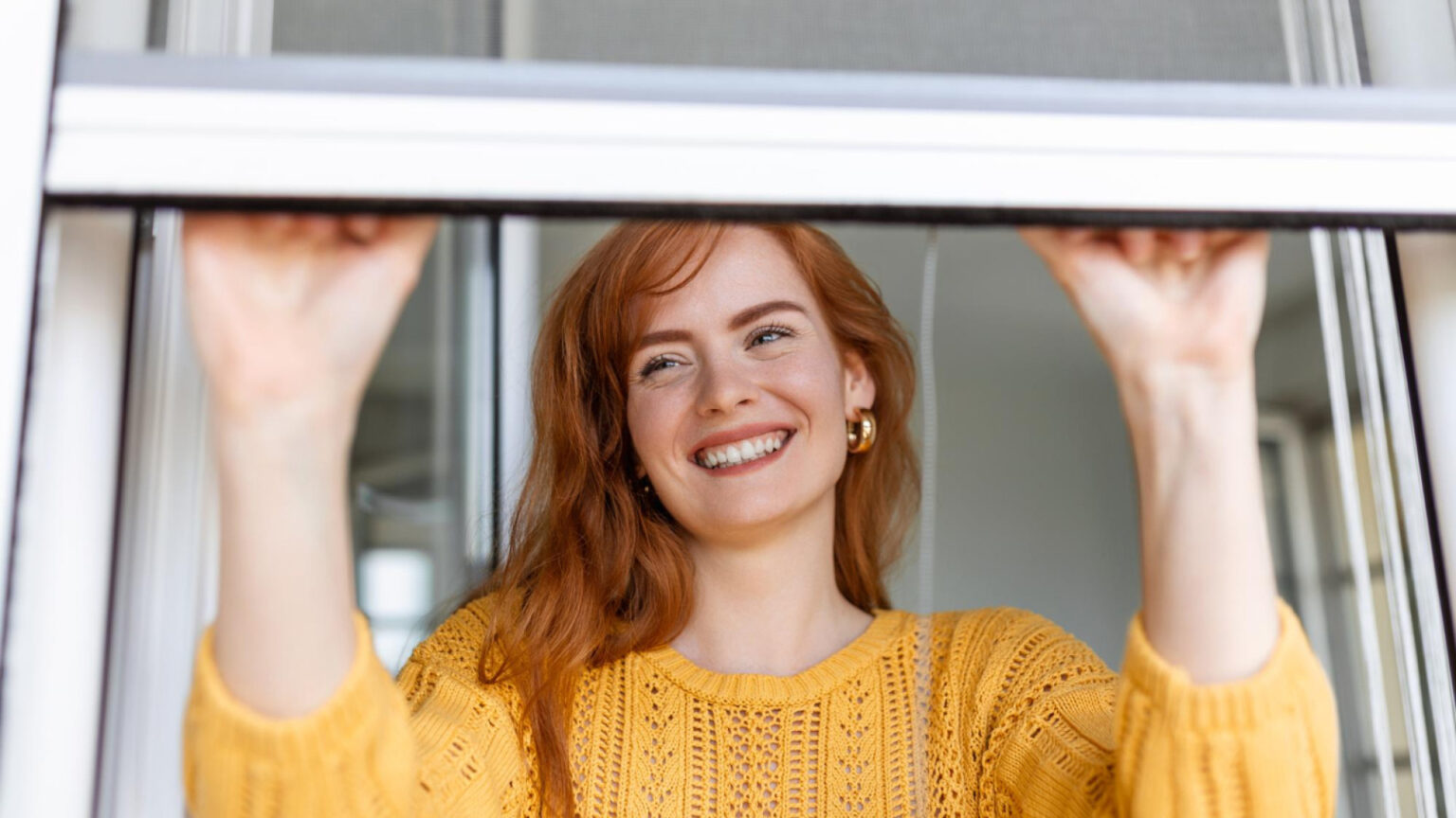 Des moustiquaires sur mesure pour des fenêtres bien protégées en été !