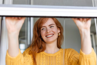 Des moustiquaires sur mesure pour des fenêtres bien protégées en été !