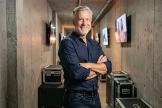 Portrait de Florent Pagny, chanteur français charismatique aux cheveux grisonnants, en backstage lors d'un concert